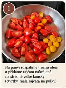Nakrájená rajčata na pánvi na míchaná vajíčka s rajčaty