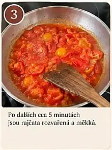 Rozdušená rajčata připravená pro přidání vajec