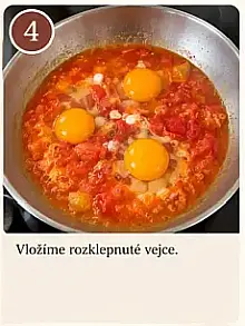 Přidání rozklepnutých vajec k dušeným rajčatům