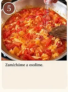 Míchání vajec s rajčaty a dochucení solí