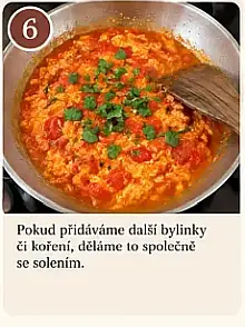 Přidání čerstvých bylinek do míchaných vajec s rajčaty