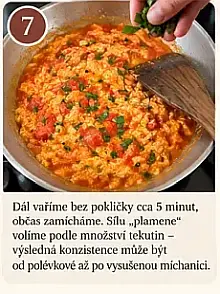 Dokončení čínských míchaných vajec s rajčaty na pánvi