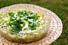 Letní salát z naklíčených fazolek mungo s avokádem, mangem, rukolou a opraženými makadamovými oříšky - recept